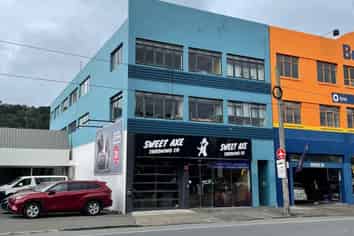 High Profile Retail Showroom and Warehouse 