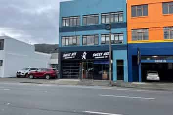 High Profile Retail Showroom and Warehouse 