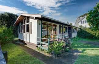 16 Toi Street, Otaki Beach