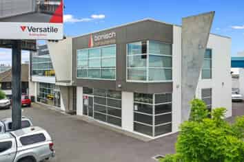 Owner Occupier - Main Road Profile