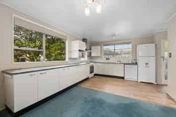 99 California Drive, Totara Park