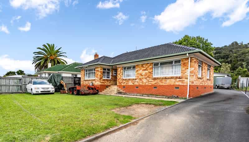 330 Western Hills Drive, Avenues