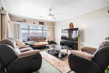 330 Western Hills Drive, Avenues