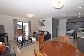 2/9 Applewood Drive, Henderson