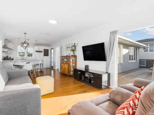 60 St Leonards Road, Kelston