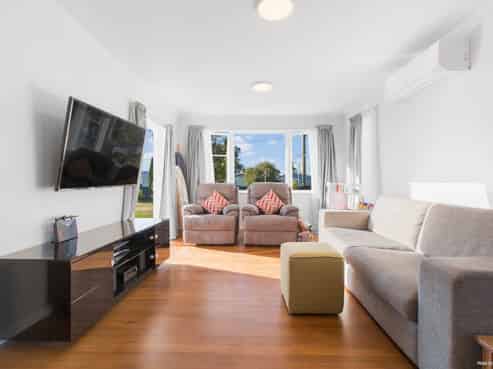 60 St Leonards Road, Kelston