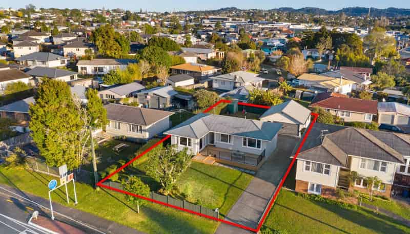 60 St Leonards Road, Kelston