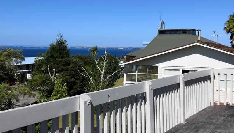 2/401 East Coast RD, Mairangi Bay