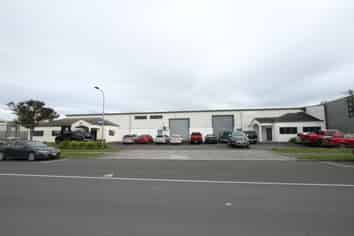 Warehouse and office on the Boulevard