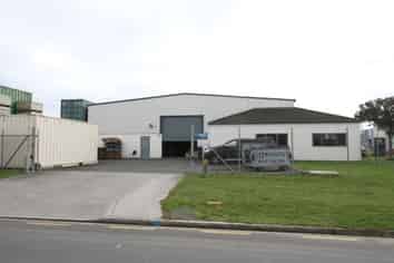 Warehouse and office on the Boulevard