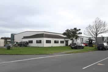 Warehouse and office on the Boulevard