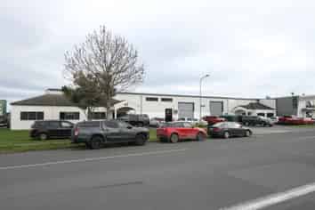 Warehouse and office on the Boulevard