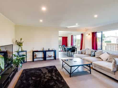 61 Harold Holt Avenue, Onekawa