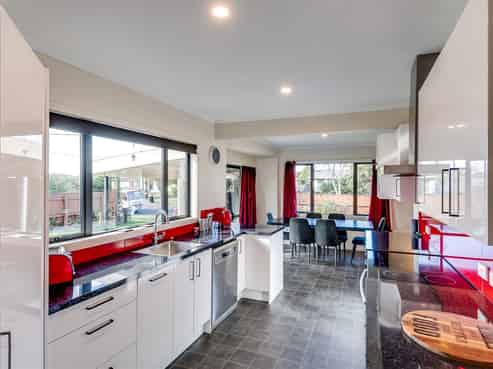 61 Harold Holt Avenue, Onekawa