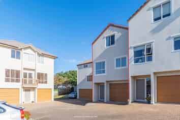 11/57 Gladstone Road, Northcote