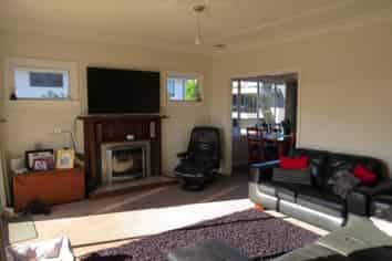 8 Warangi Street, Strandon