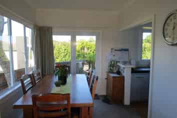 8 Warangi Street, Strandon