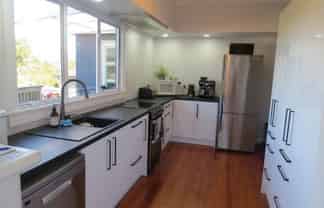 8 Warangi Street, Strandon