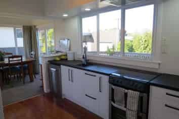 8 Warangi Street, Strandon