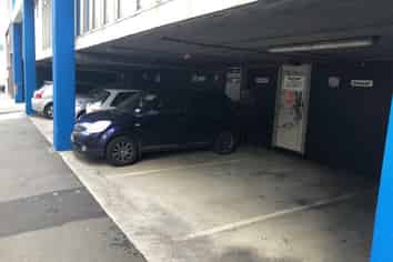 TE ARO SHOWROOM AND WAREHOUSE WITH LOADING DOCK