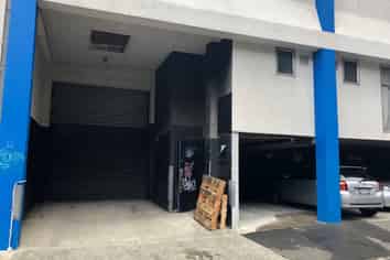 TE ARO SHOWROOM AND WAREHOUSE WITH LOADING DOCK