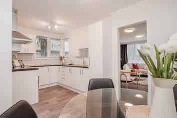 77 Sunset Road, Mangakakahi