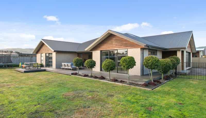 2 Hagart-Alexander Drive, 