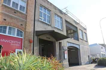 Splendid in the Satchi!