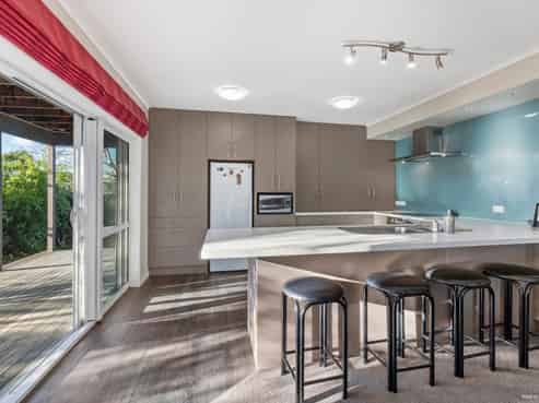 6 Barnhill Crescent, Pahurehure