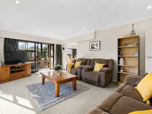 8 Barnhill Crescent, Pahurehure