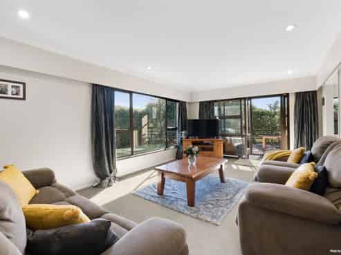 8 Barnhill Crescent, Pahurehure