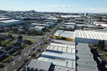 Onehunga warehouse & office - huge exposure