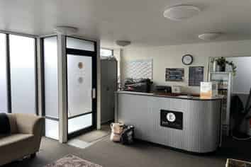 Onehunga warehouse & office - huge exposure