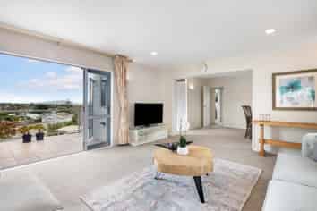 2/75 Target Road, Totara Vale