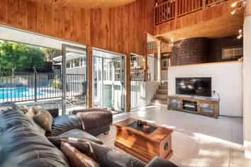 10 Caithness Pl, Farm Cove