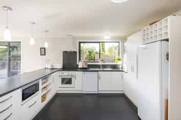 38 Henare Street, West End