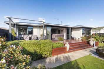 38 Henare Street, West End