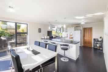 38 Henare Street, West End