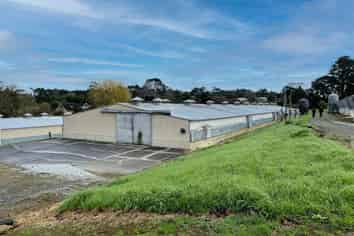 3 SEPARATE 1100m² SHEDS