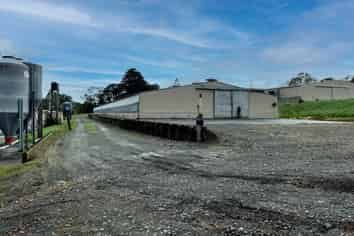 3 SEPARATE 1100m² SHEDS