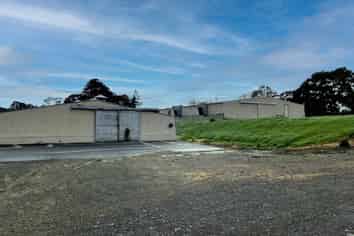 3 SEPARATE 1100m² SHEDS