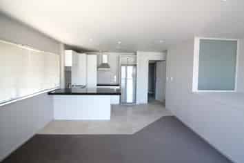 Outstanding office/warehouse with apartment