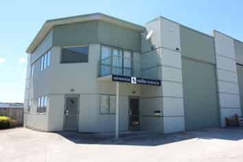 Outstanding office/warehouse with apartment