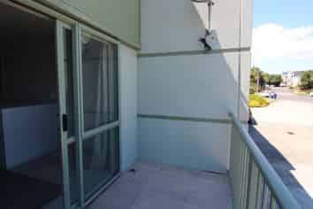 Outstanding office/warehouse with apartment