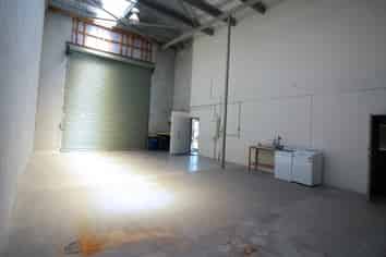 Outstanding office/warehouse with apartment