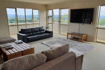 2/239 Hill Road, The Gardens