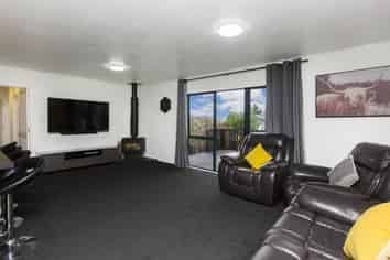 2 Monarch Grove, Maoribank