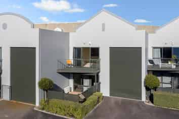 SUNNY STUDIO WAREHOUSE - LIVE AND WORK OPPORTUNITY