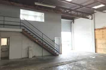 Handy Wairau Warehouse! - 320m²