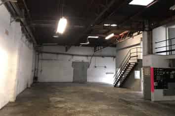 Handy Wairau Warehouse! - 320m²